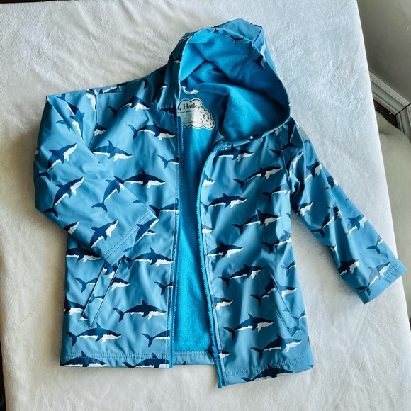 Hatley Splash Raincoat - Colour Changing - Swimming Sharks Sz 6 kids - Picture 6 of 6